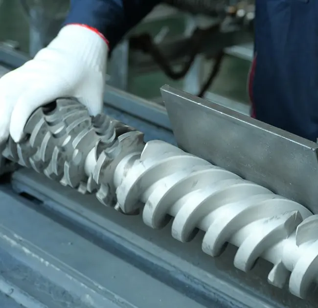 Γιατί εμφανίζονται μαύρες γραμμές επανειλημμένα στον εξωθητή; Αυτό το άρθρο σάς διδάσκει πώς να προσδιορίζετε γρήγορα εάν προκαλείται από πρόβλημα με την κάννη ή τη βίδα.